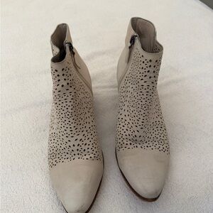 Caslon Leather Women's Cream Ankle Boots 9